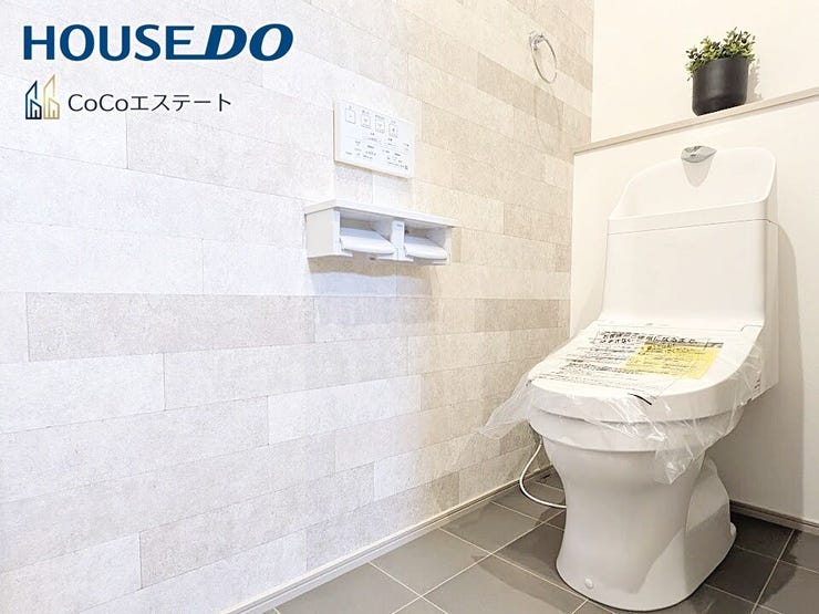 □■トイレ■□
温水洗浄便座付きトイレ♪
冬場や冷え込む時期にもお尻を温かく快適に保ちます。
また、汚れにくく掃除しやすい設備です。