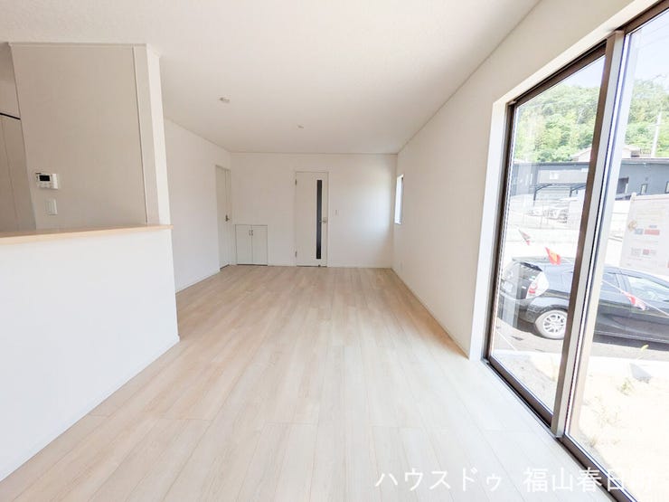 ■広々LDK■開放感あふれる大空間で、家族みんながつながる時間を。窓から降り注ぐ光が、暮らしを豊かに彩ります。