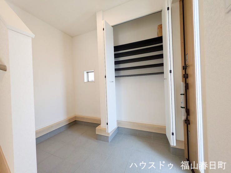 ■土間収納完備■アウトドア用品やベビーカー、自転車など、大きな荷物もまとめて収納できる便利な土間スペース付きです。