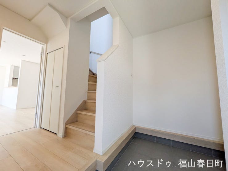 ■広々とした玄関ホール■ゆとりある空間で靴の脱ぎ履きもストレスなく、来客を温かく迎えられる品のある第一印象です。