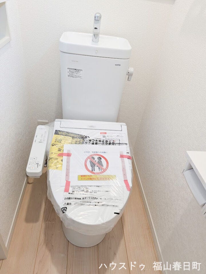 【1階トイレ】■ウォシュレット付き■温水洗浄便座を標準装備。毎日使う場所だからこそ、快適さにこだわった上質なトイレ空間です。
