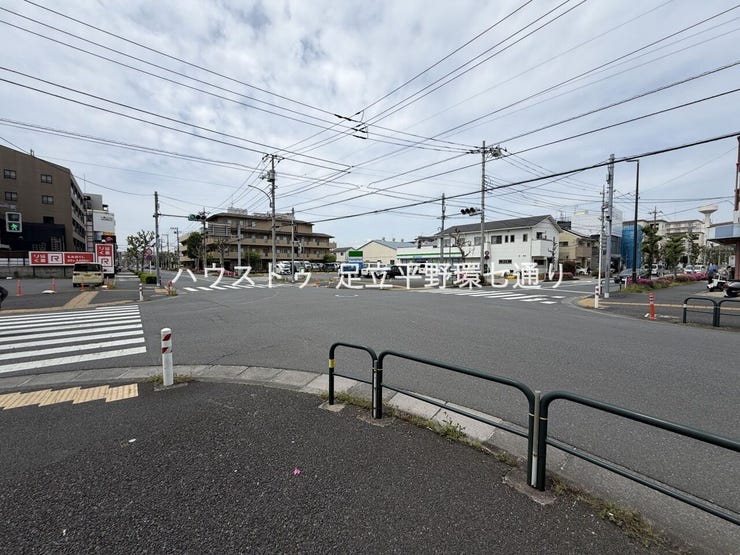 ホテルライクなデザインが印象的なエントランス。ガラス張りで明るく開放感があり、洗練された共用空間が住まいの第一印象を上質に演出します。