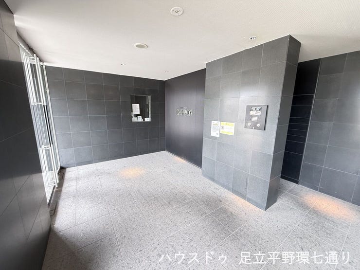 重厚感あるデザインのエントランスは高級感があり、来訪者にも好印象を与えます。オートロック付きで防犯面にも配慮された安心の住まいです。