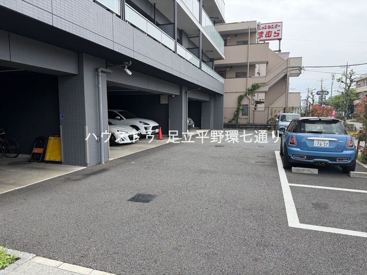 敷地内に駐車スペースあり。車の出し入れもしやすく、日常使いに便利です。