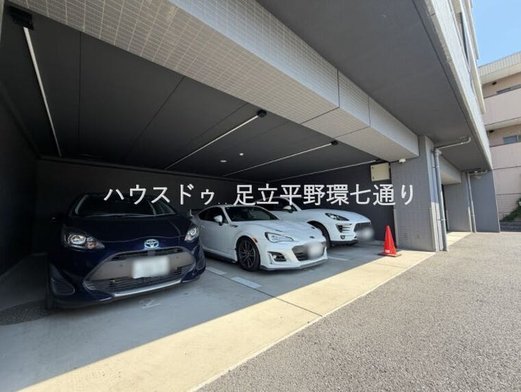 屋根付き駐車場で大切なお車を雨風から守ります。天候を気にせず利用可能です。