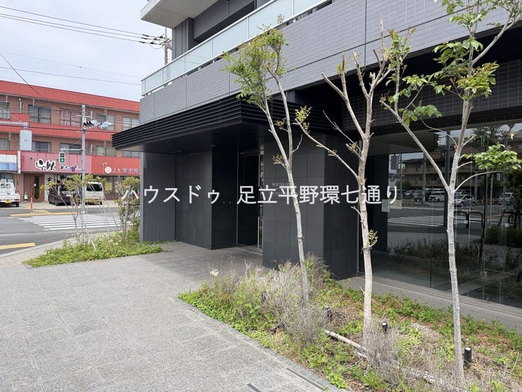 洗練されたエントランスは重厚感があり、住まいの第一印象を高めます。