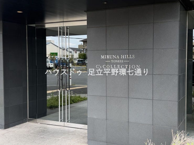 スタイリッシュな館銘板が目を引く外観。上質な暮らしを感じさせる佇まいです。