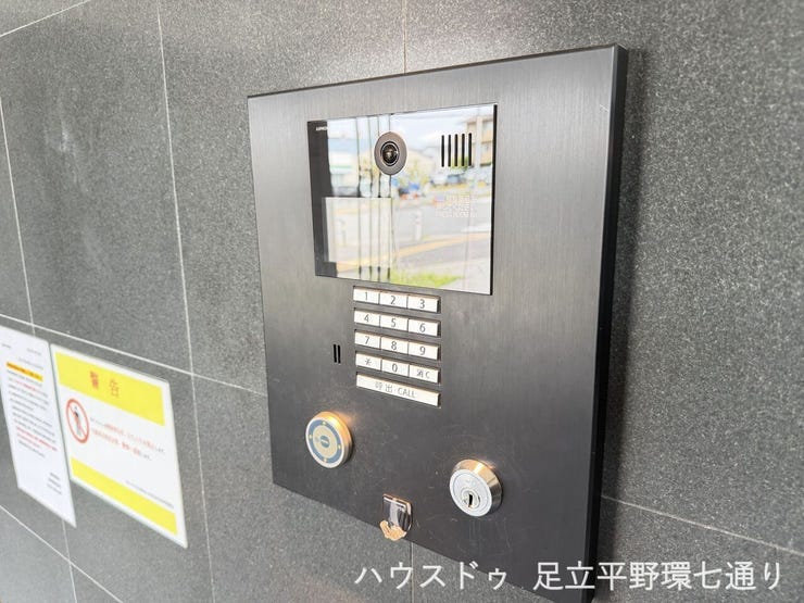 オートロック付きで防犯面に配慮。安心して暮らせる設備が整っています。
