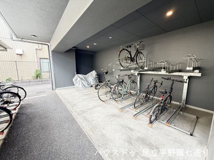 屋根付き駐車場で大切なお車を雨風から守ります。天候を気にせず利用可能です。