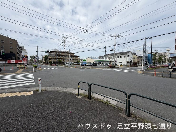 ホテルライクなデザインが印象的なエントランス。ガラス張りで明るく開放感があり、洗練された共用空間が住まいの第一印象を上質に演出します。
