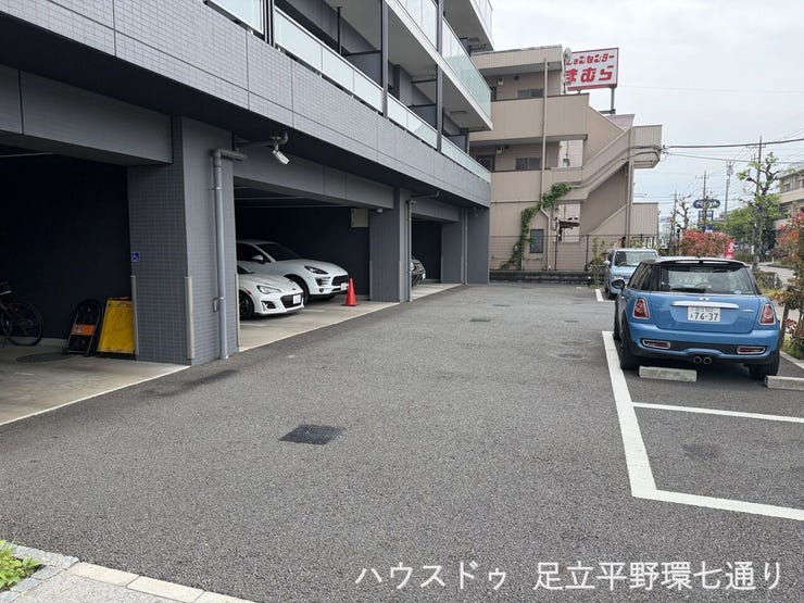 敷地内に駐車スペースあり。車の出し入れもしやすく、日常使いに便利です。