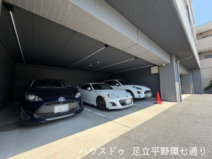 屋根付き駐車場で大切なお車を雨風から守ります。天候を気にせず利用可能です。