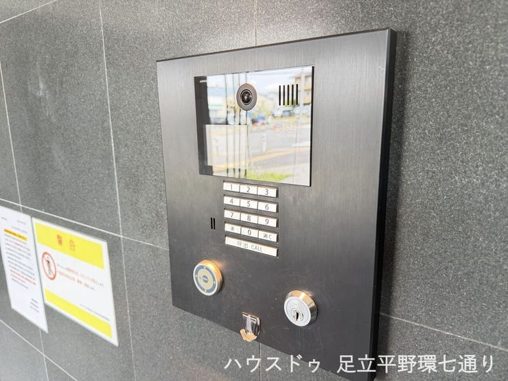 オートロック付きで防犯面に配慮。安心して暮らせる設備が整っています。