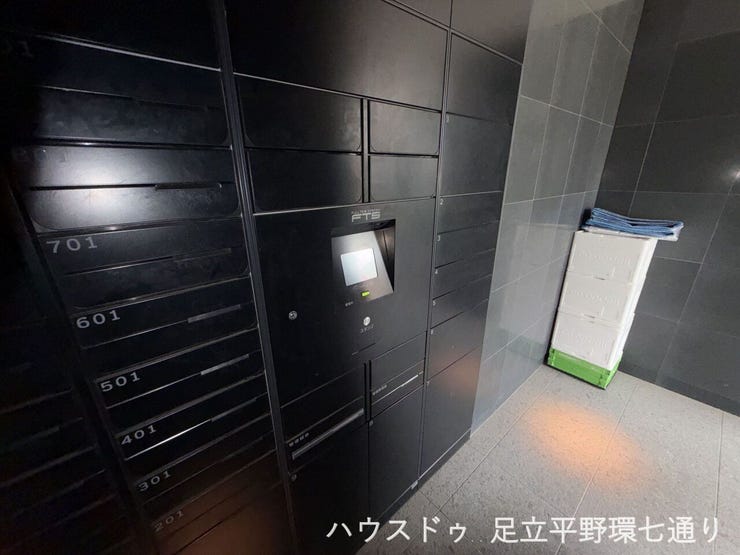 宅配ボックス完備で不在時の荷物受取も可能。忙しい方に嬉しい設備です。
