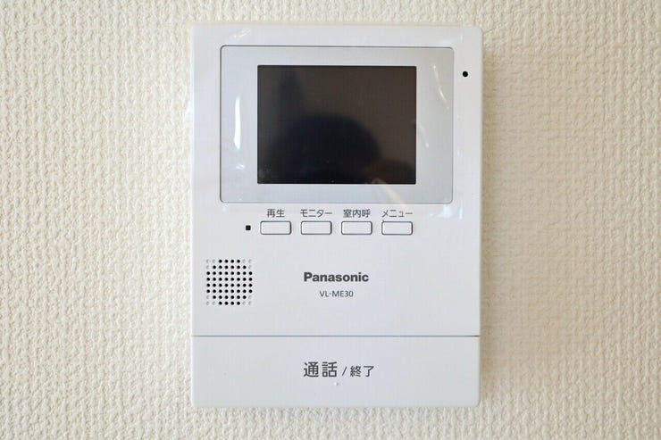 ○カラーモニター付インターホン○ 同仕様
不在時の訪問は自動で録画されます。
訪問者の顔が確認できるのでお子様の留守番にも安心です♪