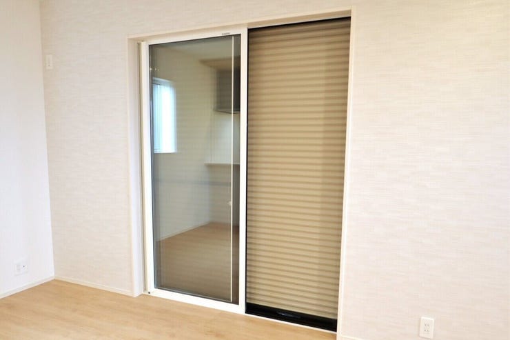 ○シャッター雨戸○ 同仕様
開閉に力が要らないシャッターを採用しています♪
外出時や旅行時の防犯、台風など雨風の強い日にも安心ですね♪