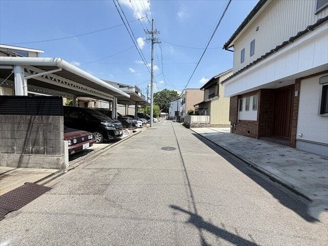 幅員約5.4mの前面道路です。車がすれ違うのに安心な道幅です。道幅が広すぎると交通量が増えてしまうのも心配ですので、これぐらいが理想的な道幅なのかもしれませんね。