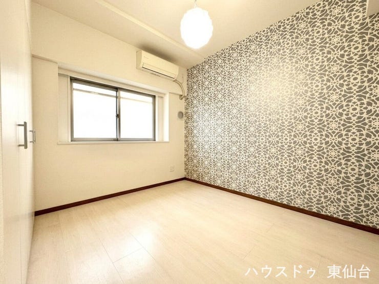 アクセントクロスが映える、出窓のある洋室です※AIによる画像処理を施しています(家具・小物消去)
