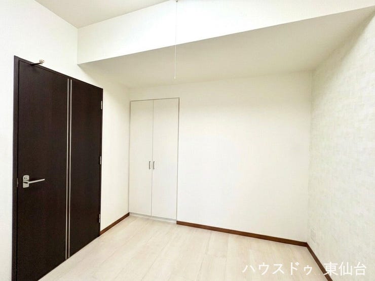 シックな色味の建具が空間を引き立てます※AIによる画像処理を施しています(家具・小物消去)