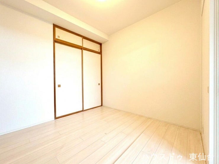 リビング横の和室です(写真では畳の上にシートをしています)
引き戸で仕切れるため、多用途に使える和室
※AIによる画像処理を施しています(家具・小物消去)