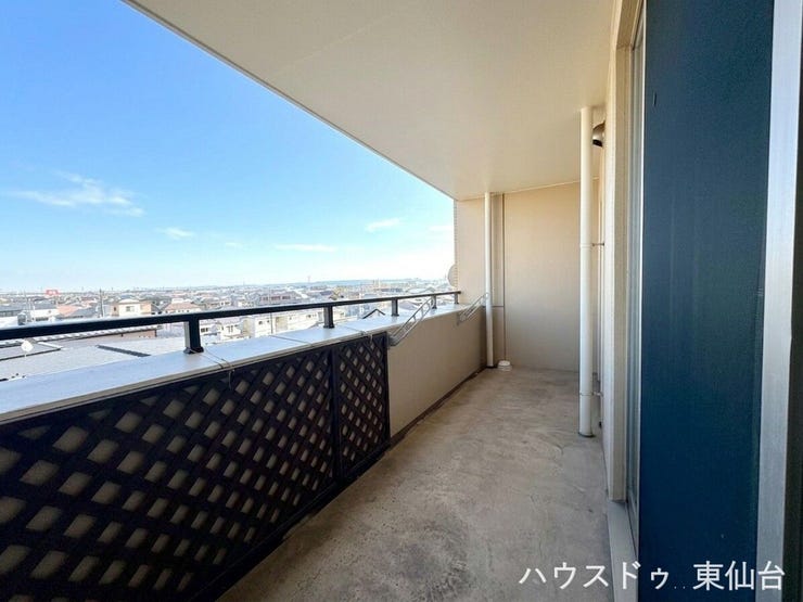 バルコニーは洗濯物がたくさん干せて、時短につながり家事がとても楽に※AIによる画像処理を施しています(家具・小物消去)