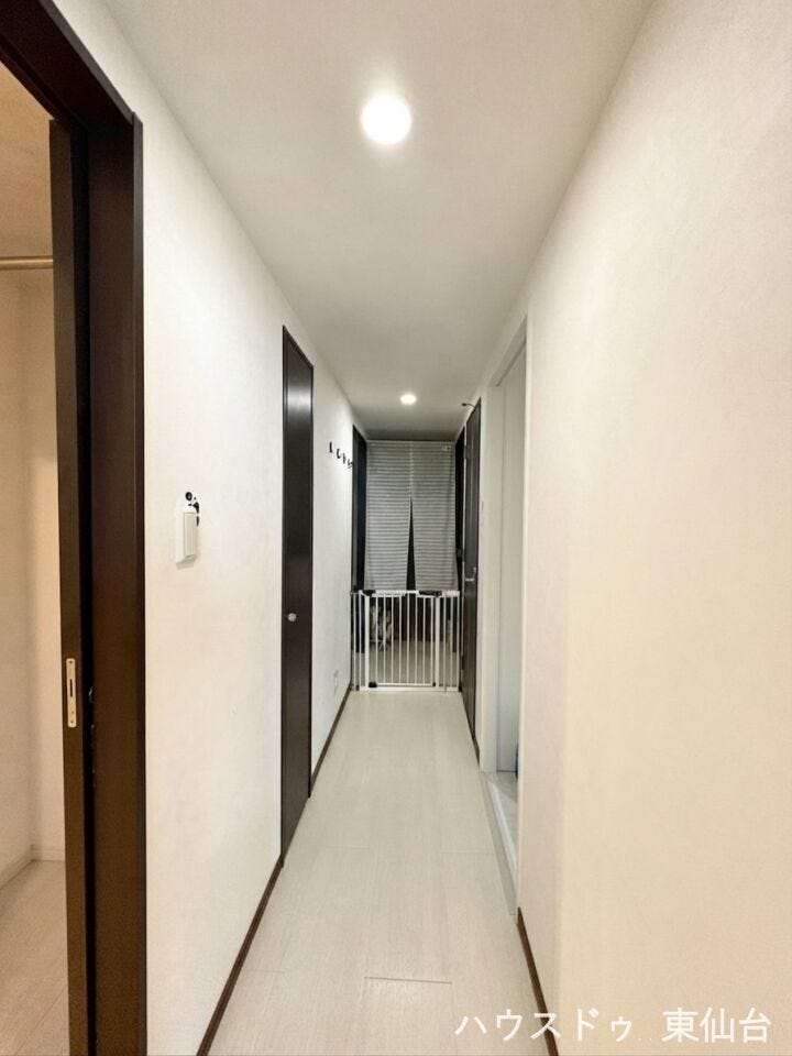 凹凸のない、すっきりとした廊下です※AIによる画像処理を施しています(家具・小物消去)