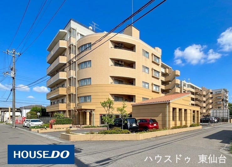 【外観】
小中学校・スーパー・薬局・銀行・郵便局が徒歩圏に揃う利便性の高い住環境。
浴室乾燥・追焚・浴室暖房など水回り設備も整い、快適な暮らしを支えます
