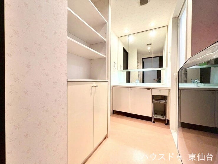 収納が多く、洗面まわりが散らかりにくい生活に
隠したいものとすぐ手に取りたいもの、バランスの良い収納スペースが嬉しいですね※AIによる画像処理を施しています(家具・小物消去)