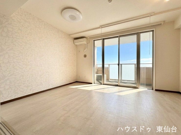 柔らかい光は和室まで届き、、家族でゆったり過ごせる空間に♪※AIによる画像処理を施しています(家具・小物消去)