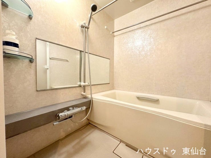 追焚機能のおかげで家族の入浴時間がバラバラでも困りません※AIによる画像処理を施しています(家具・小物消去)
