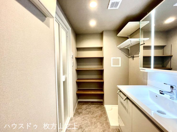 洗面室に便利な収納棚を設けています