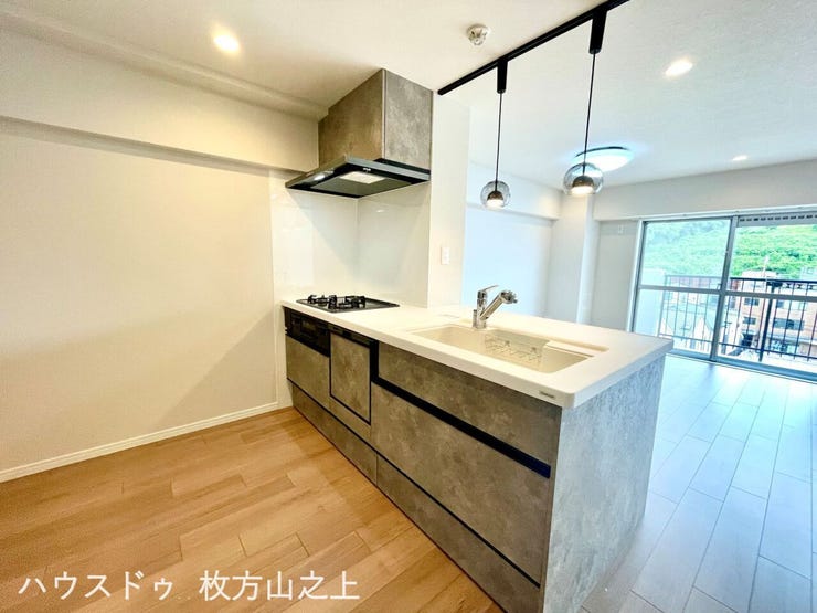 「LDKを見渡せる開放的なキッチンです