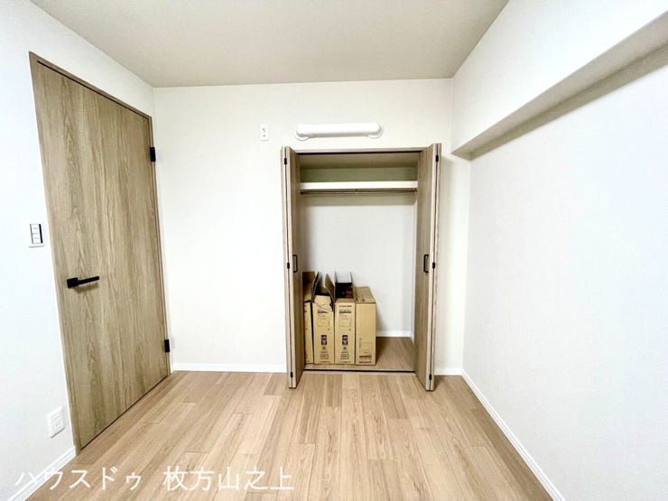 お部屋をすっきり保てる収納付きです