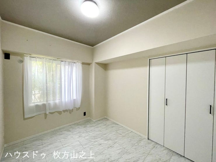 採光の取れた明るい洋室です