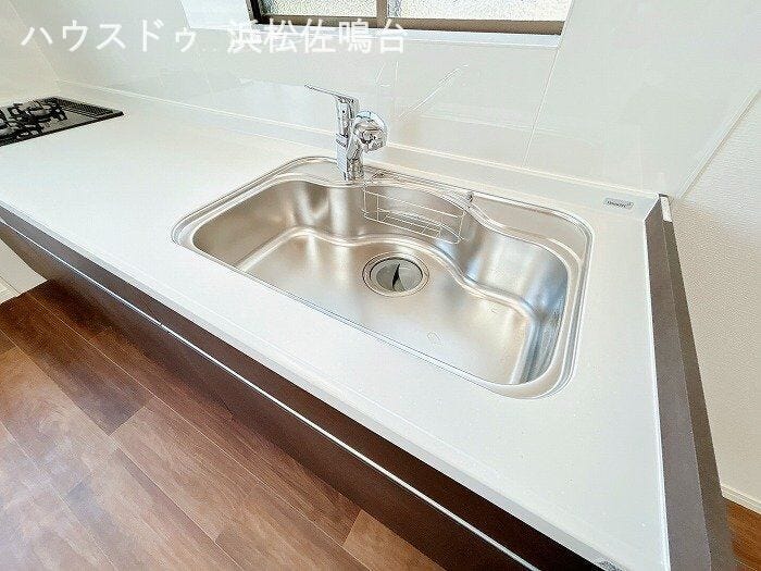 伸びるシャワー水栓付なので、シンクのお掃除が楽々!