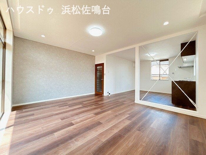 〈リフォーム済〉約18帖のリビングは、三面採光で明るく風が気持ちよく通り広々した空間となっております。