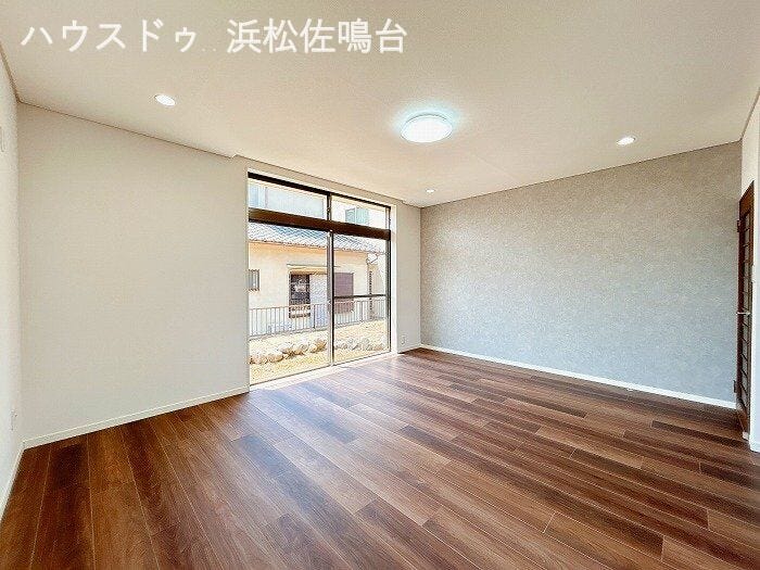 〈リフォーム済〉リビング別角度。南側掃き出し窓と南庭を望む遠景。