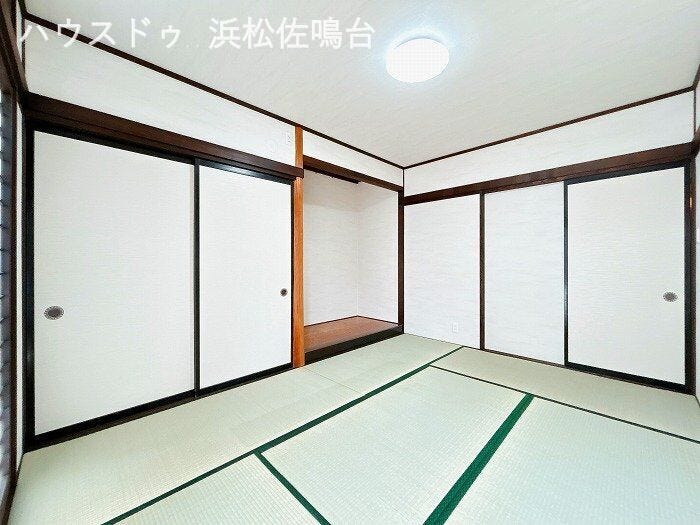 〈リフォーム済〉1階 和室は落ち着いた雰囲気があり、床の間や大きな収納もございます。来客用のお部屋にいかがでしょうか。