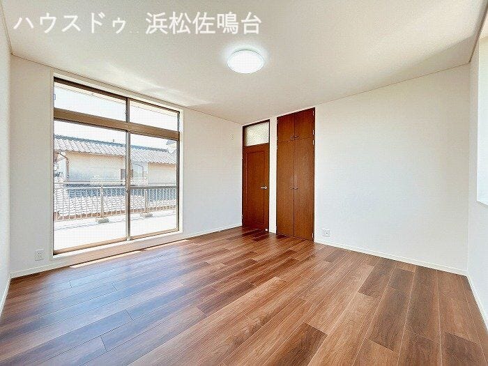 〈リフォーム済〉2階東側8帖の洋室です。