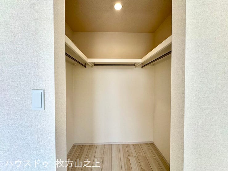 収納力のあるウォークインクローゼット。