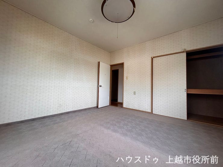 2階:洋室8帖