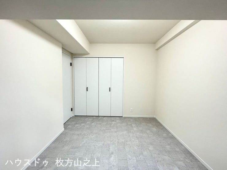 シンプルかつ洗練されたデザインが魅力の洋室。