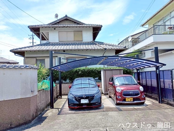 車2台も楽々。カーポート付きで雨の日の買い物や子供の送迎もスムーズに。車社会の家族に嬉しい住まい。