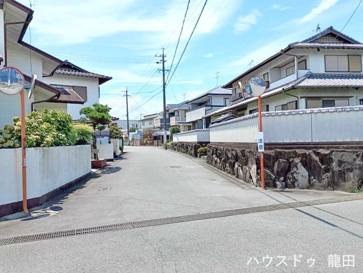 陽の光がたっぷり届く明るい住宅街。空が広く感じられ、マイホームでの穏やかな暮らしが目に浮かびます