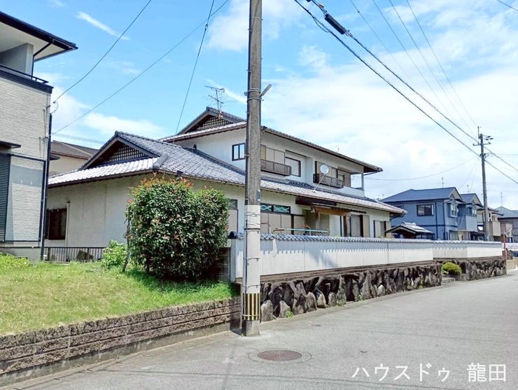 綺麗に舗装された平坦な前面道路。ベビーカーでのお出かけや、自転車の練習もスムーズな優しい住環境です