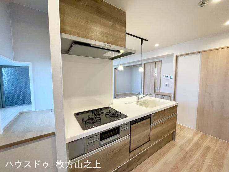 3口コンロ・グリル付きシステムキッチン。毎日のお料理も快適です。