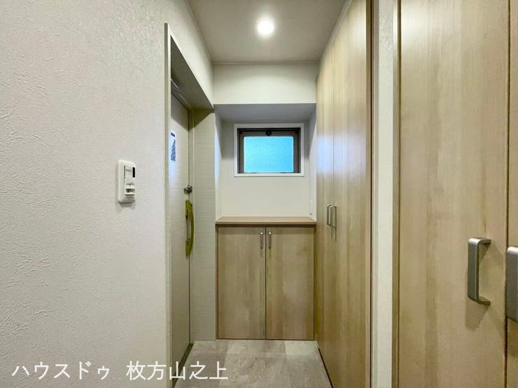 収納付きの玄関で、靴や小物もすっきり整理できます。