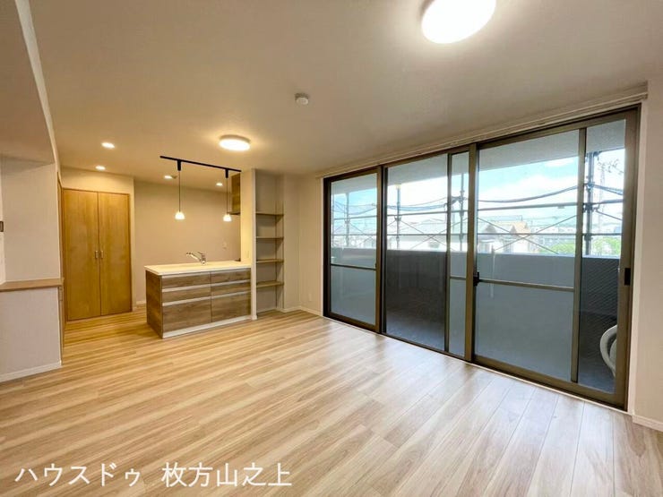 【リビング】
大きな掃き出し窓から陽光が差し込む、開放感のあるLDKです。