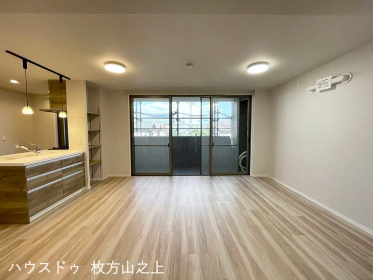 対面キッチンを採用した広々LDK。開放感のある住空間です。