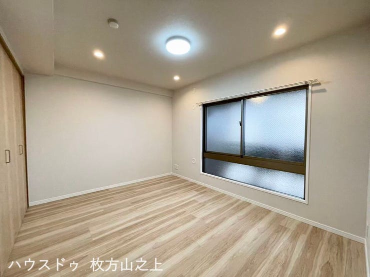 大きな窓からやさしい光が差し込む、明るく開放感のある洋室です。